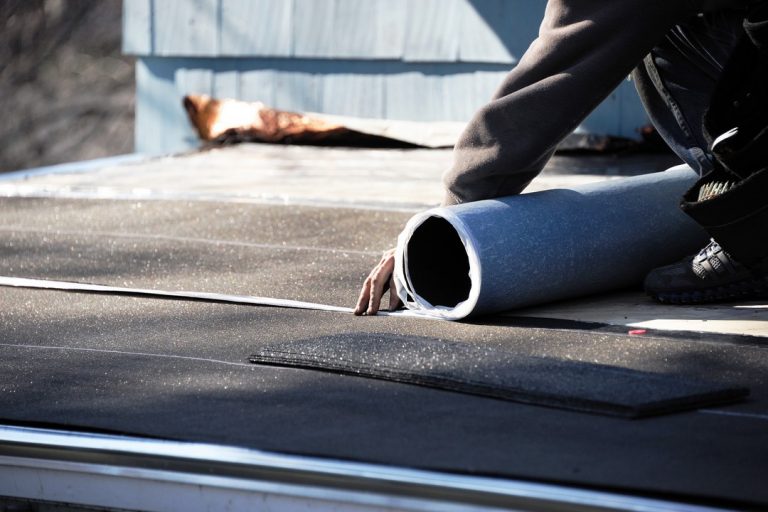 installation de feutre pour protéger une toiture