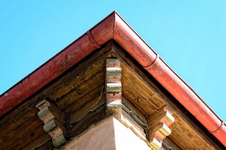 La gouttière en cuivre sur un joli toit