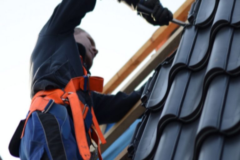 homme installant un écran de sous toiture