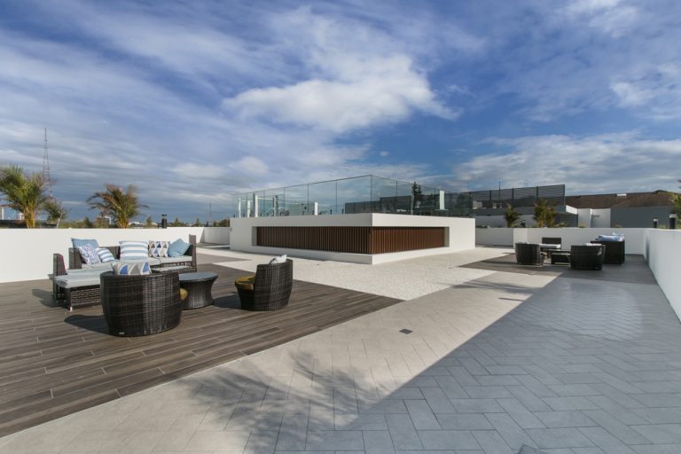 toit terrasse avec du mobilier de jardin